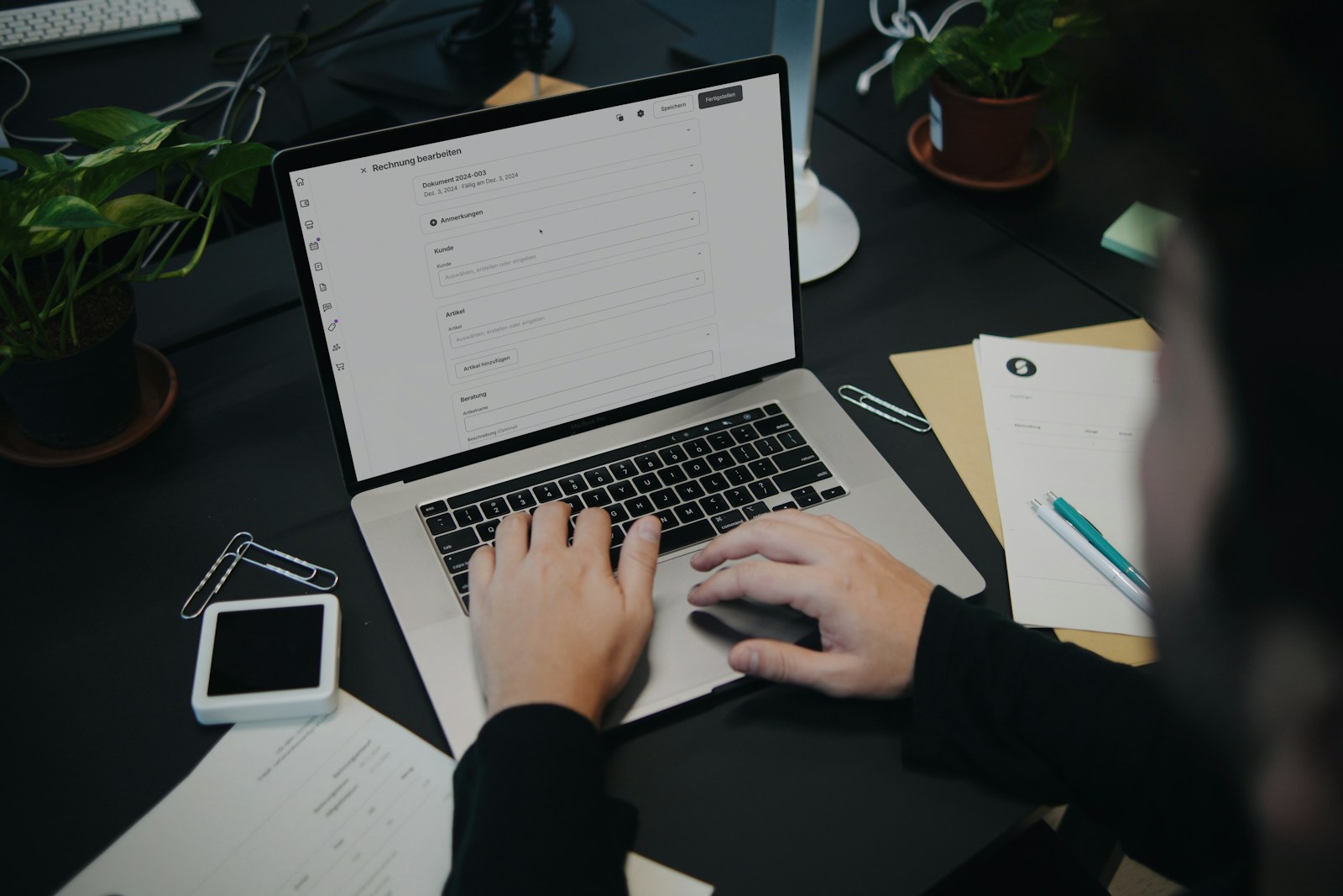 Pessoa utilizando computador em um ambiente de trabalho; fotografia ilustrativa